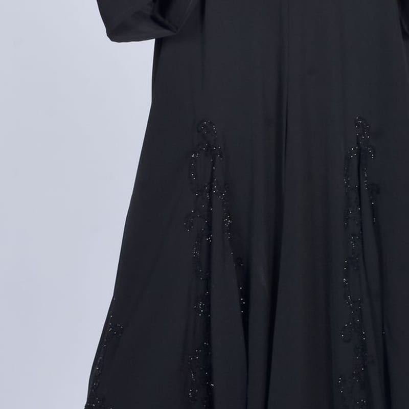عباية سوداء مطرزة بتفاصيل ناعمة — صورة 2 · Black abaya with fine embroidery