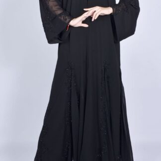 عباية سوداء مطرزة بتفاصيل ناعمة — الصورة الرئيسية · Black abaya with fine embroidery