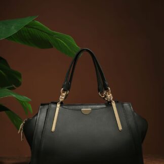 حقيبة يد سوداء بتفاصيل ذهبية — الصورة الرئيسية · Black handbag with gold hardware