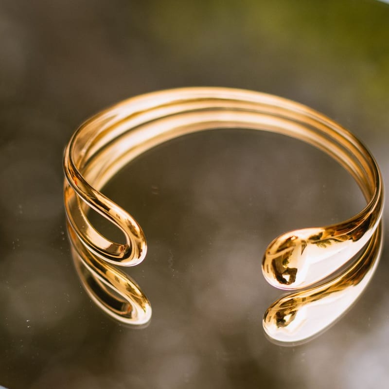 سوار ذهبي مفتوح — الصورة الرئيسية · Open gold cuff bracelet