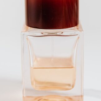 عطر بزجاجة بغطاء بوردو — الصورة الرئيسية · Perfume in a burgundy-cap bottle